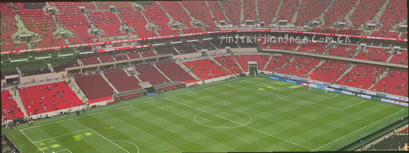 体育场灯光色彩斑斓，赛场氛围热烈